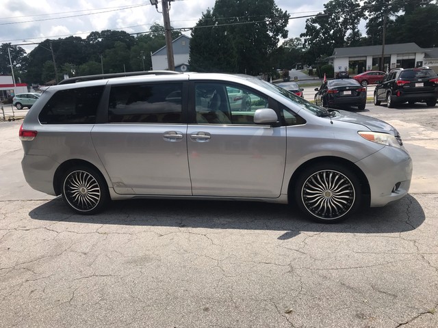 2011 Toyota Sienna XLE photo 4
