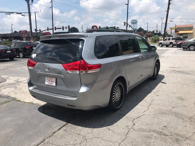 2011 Toyota Sienna XLE photo 5