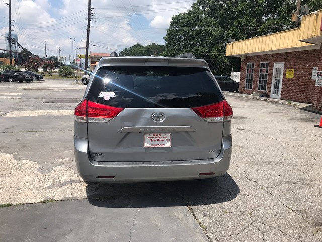 2011 Toyota Sienna XLE photo 6