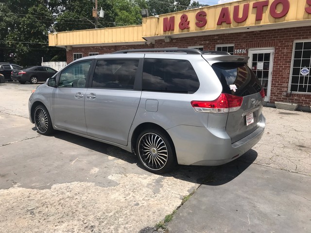 2011 Toyota Sienna XLE photo 7
