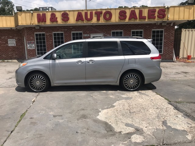 2011 Toyota Sienna XLE photo 8