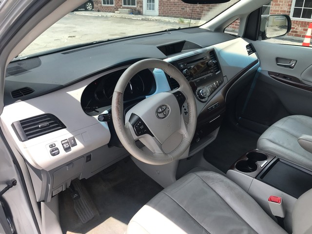 2011 Toyota Sienna XLE photo 16
