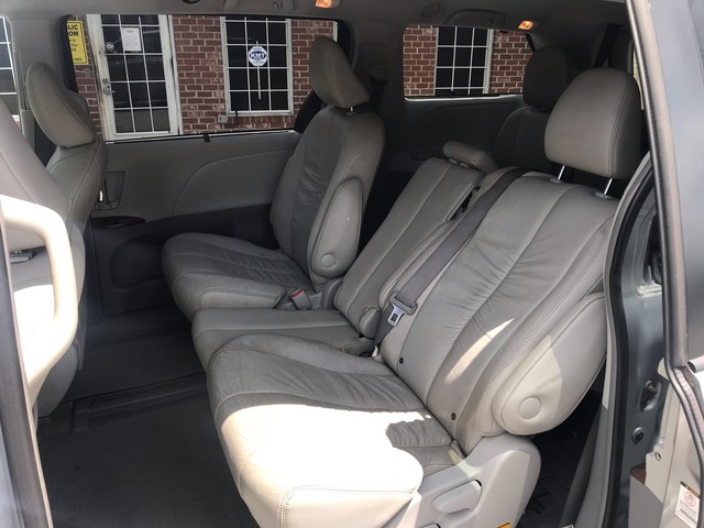 2011 Toyota Sienna XLE photo 18