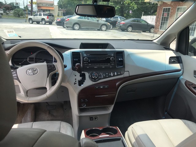2011 Toyota Sienna XLE photo 20