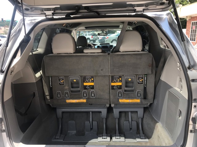 2011 Toyota Sienna XLE photo 21