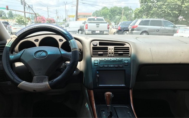 Lexus GS 300 Vehicle Full-screen Gallery Image 9