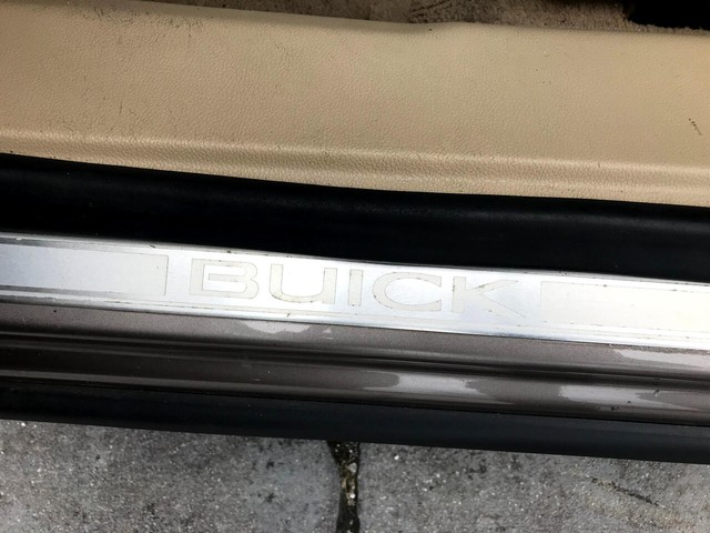 Buick LaCrosse Vehicle Full-screen Gallery Image 14