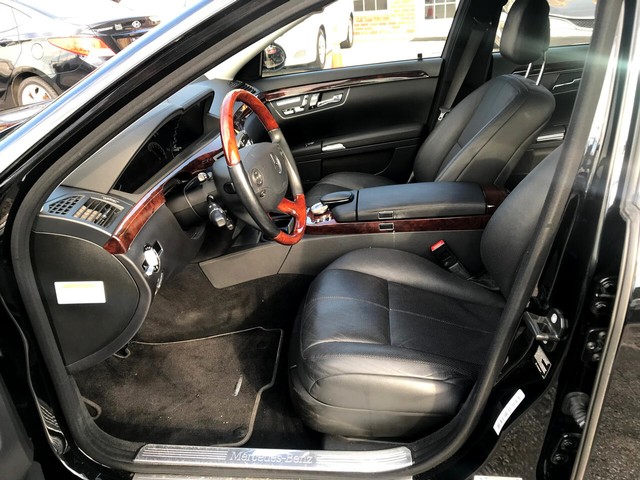 Mercedes-Benz S-Class Vehicle Full-screen Gallery Image 11