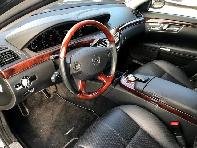 Mercedes-Benz S-Class Vehicle Full-screen Gallery Image 12