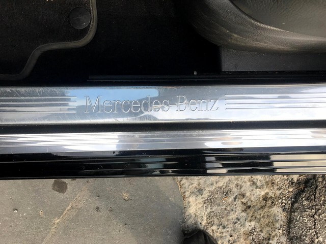 Mercedes-Benz S-Class Vehicle Full-screen Gallery Image 13