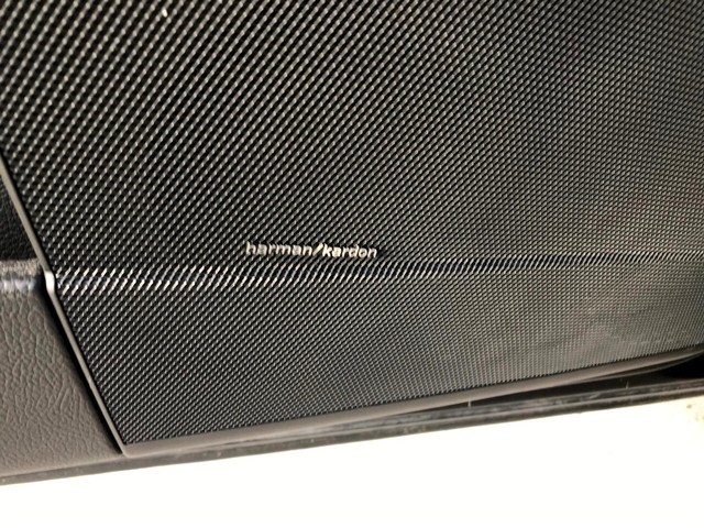 Mercedes-Benz S-Class Vehicle Full-screen Gallery Image 16