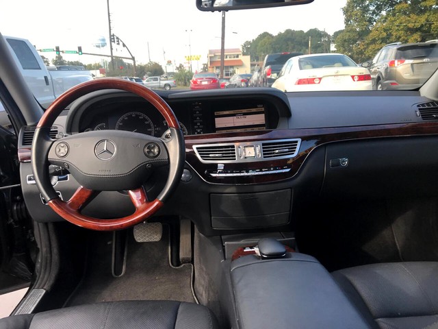 Mercedes-Benz S-Class Vehicle Full-screen Gallery Image 17