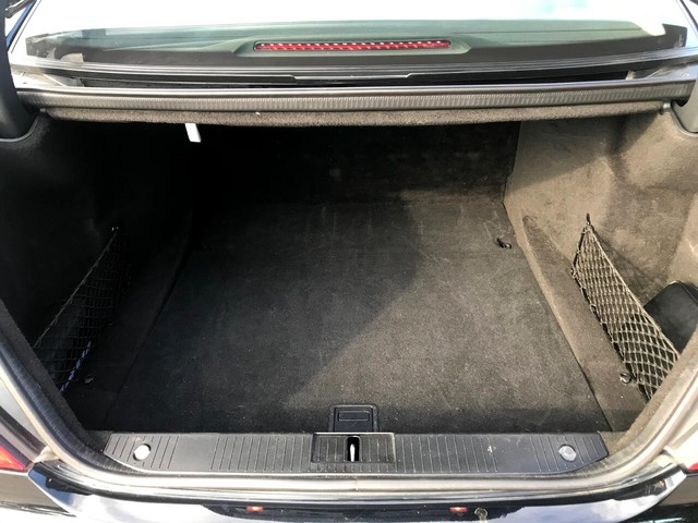 Mercedes-Benz S-Class Vehicle Full-screen Gallery Image 18