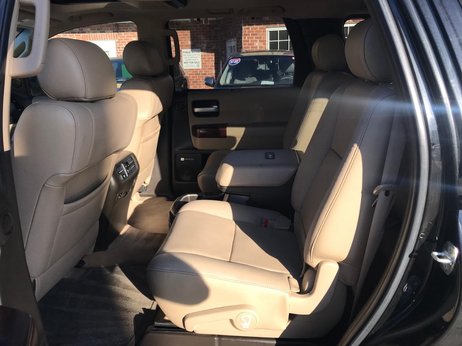 Toyota Sequoia Vehicle Full-screen Gallery Image 15