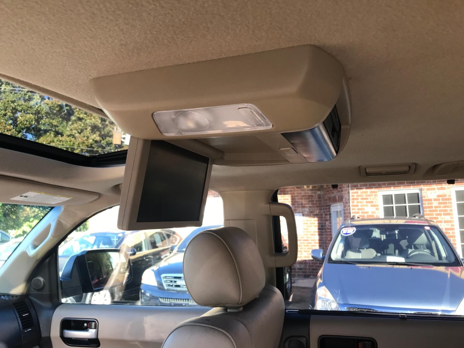 Toyota Sequoia Vehicle Full-screen Gallery Image 16