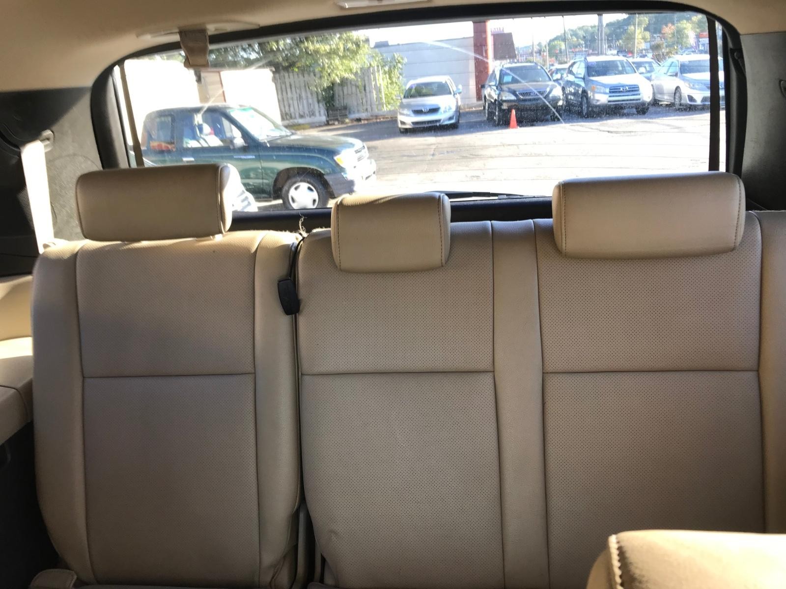 Toyota Sequoia Vehicle Full-screen Gallery Image 18