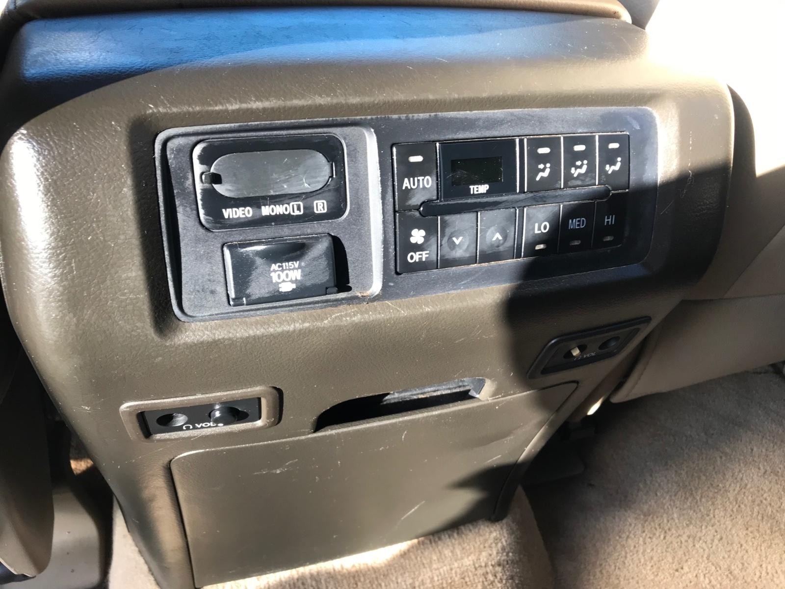 Toyota Sequoia Vehicle Full-screen Gallery Image 19