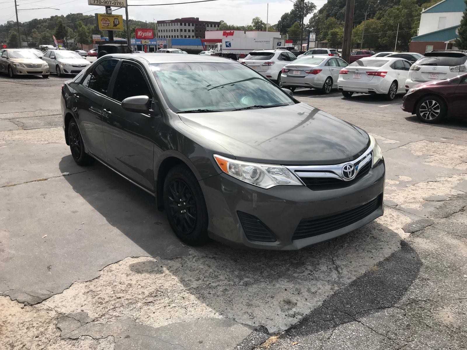 Toyota Camry Vehicle Full-screen Gallery Image 3