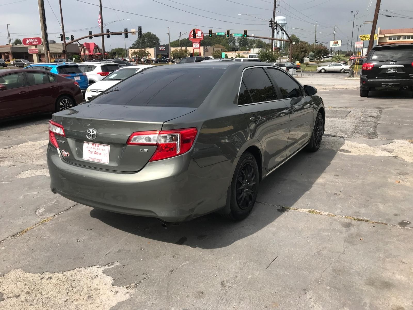 Toyota Camry Vehicle Full-screen Gallery Image 4