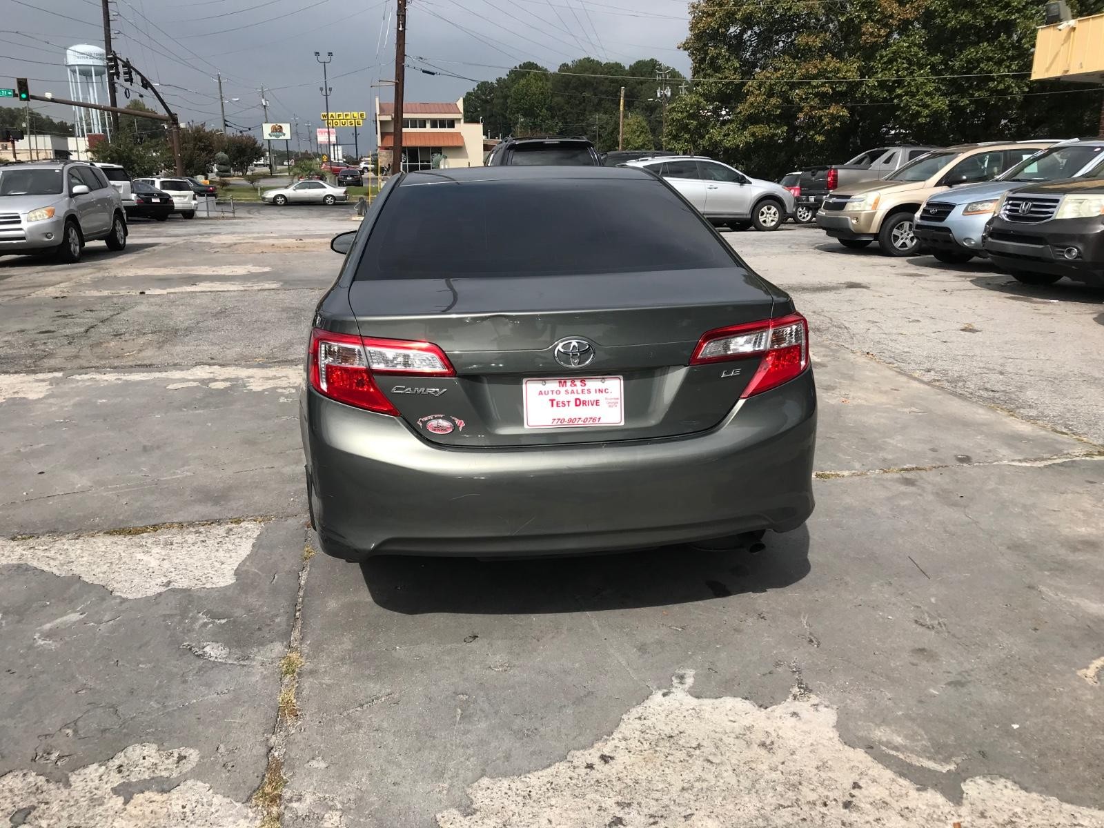 Toyota Camry Vehicle Full-screen Gallery Image 5