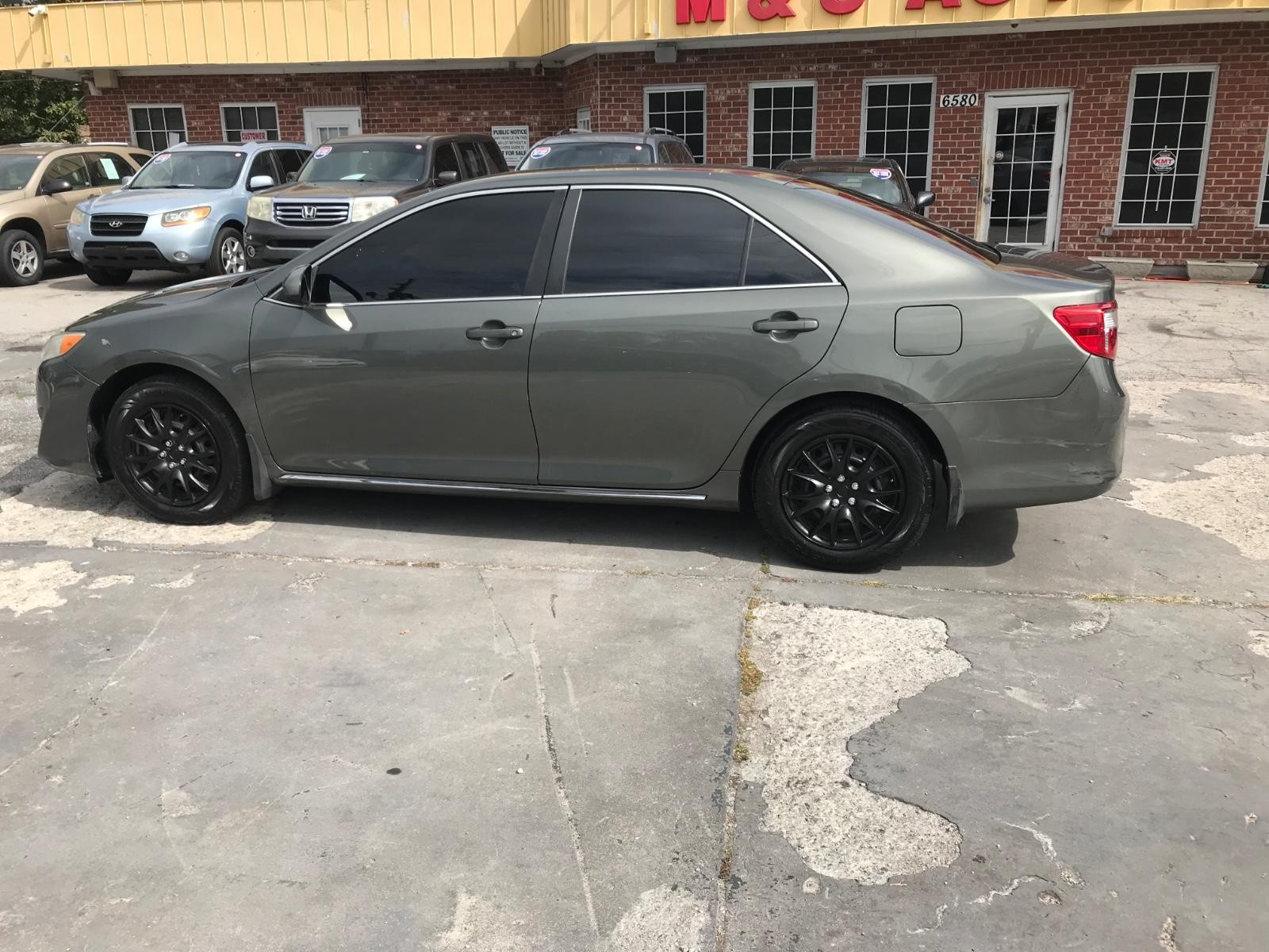 Toyota Camry Vehicle Full-screen Gallery Image 6