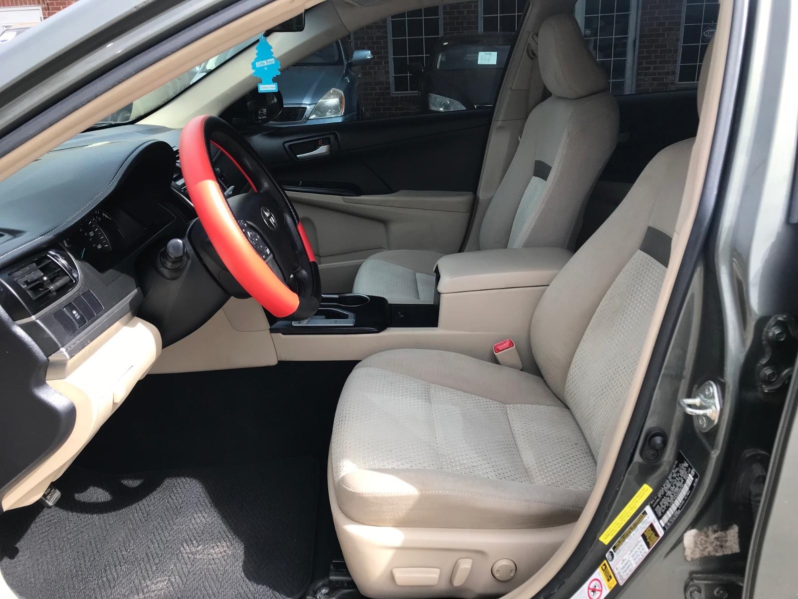 Toyota Camry Vehicle Full-screen Gallery Image 7