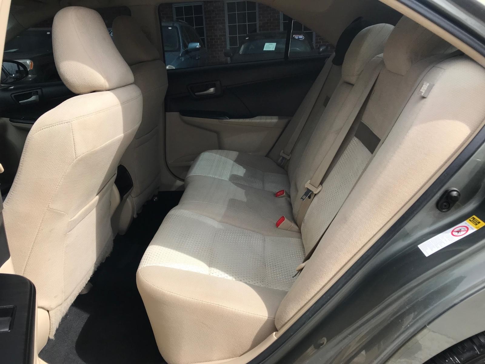 Toyota Camry Vehicle Full-screen Gallery Image 9