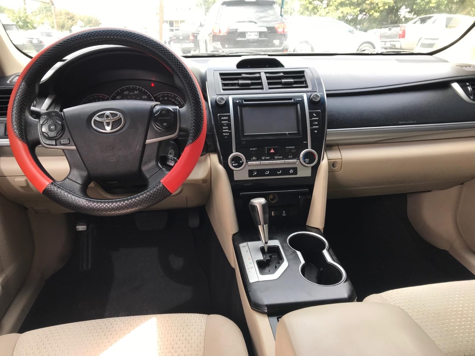 Toyota Camry Vehicle Full-screen Gallery Image 10