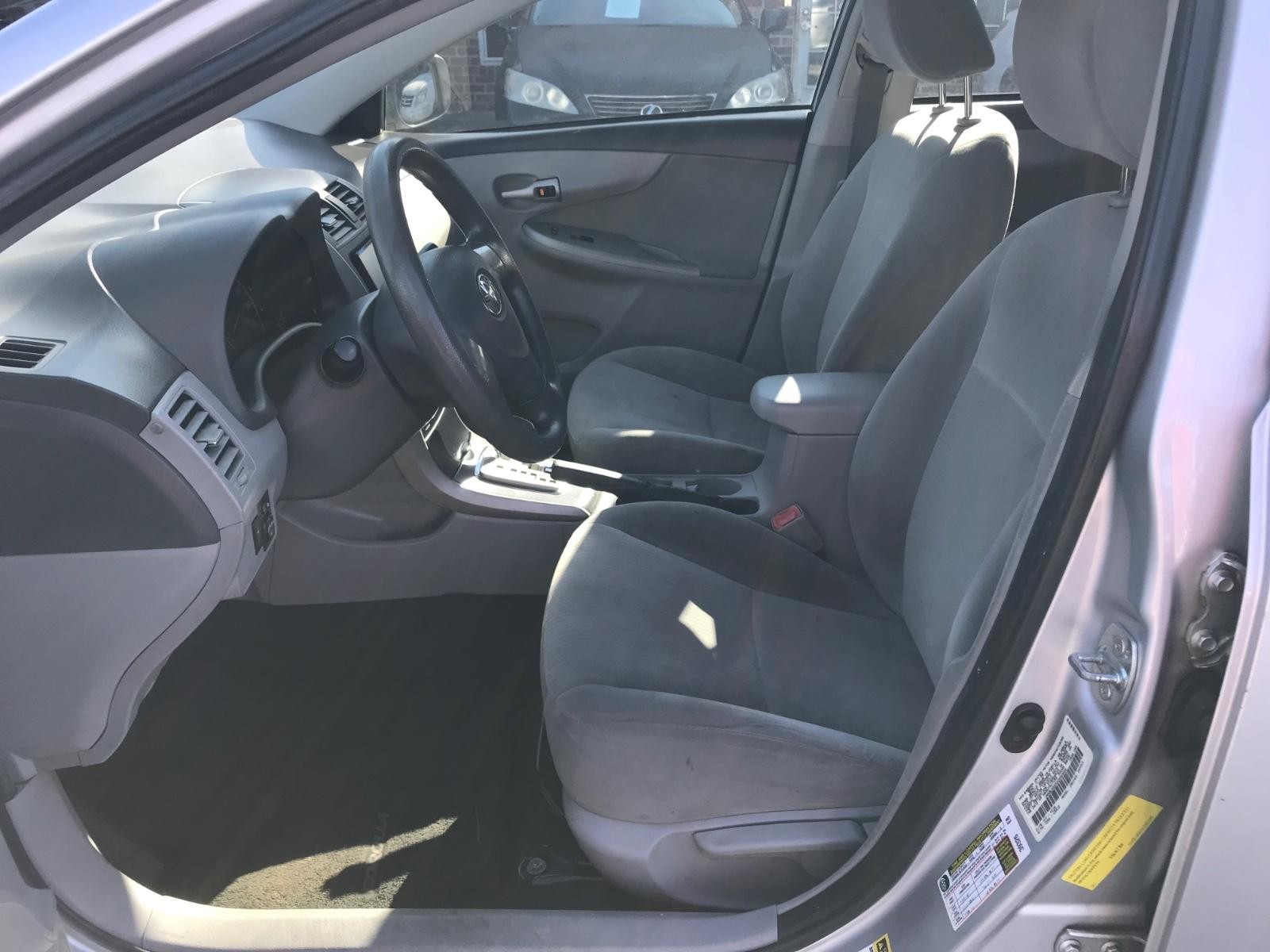 Toyota Corolla Vehicle Full-screen Gallery Image 7