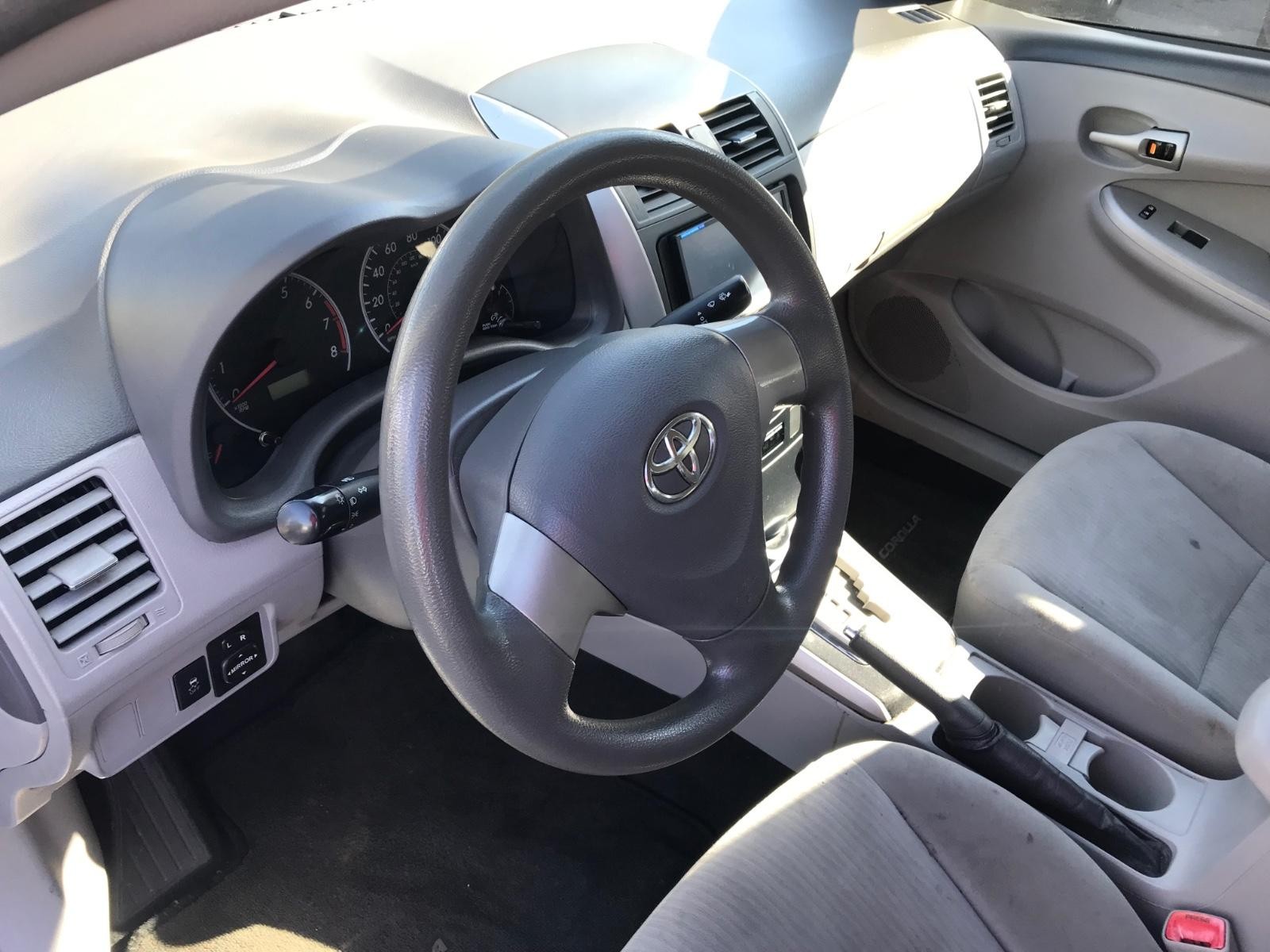 Toyota Corolla Vehicle Full-screen Gallery Image 8