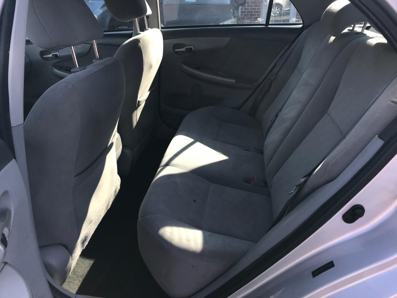 Toyota Corolla Vehicle Full-screen Gallery Image 9