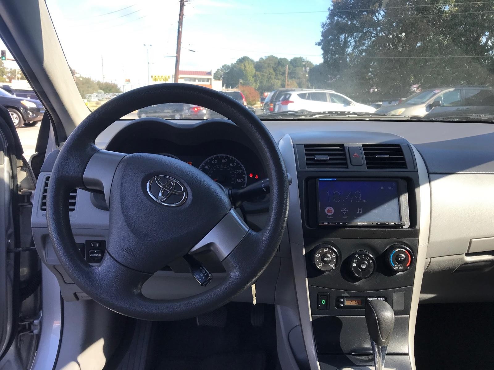 Toyota Corolla Vehicle Full-screen Gallery Image 11