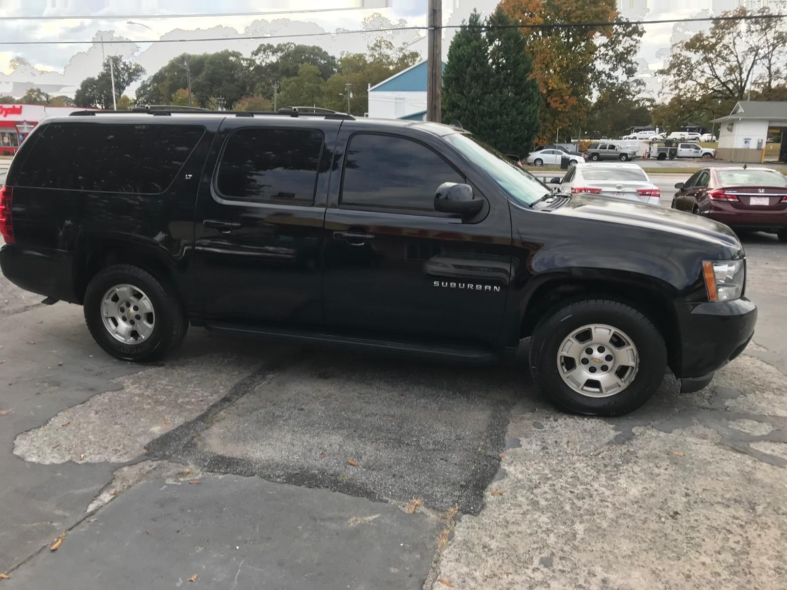 Chevrolet Suburban Vehicle Full-screen Gallery Image 4