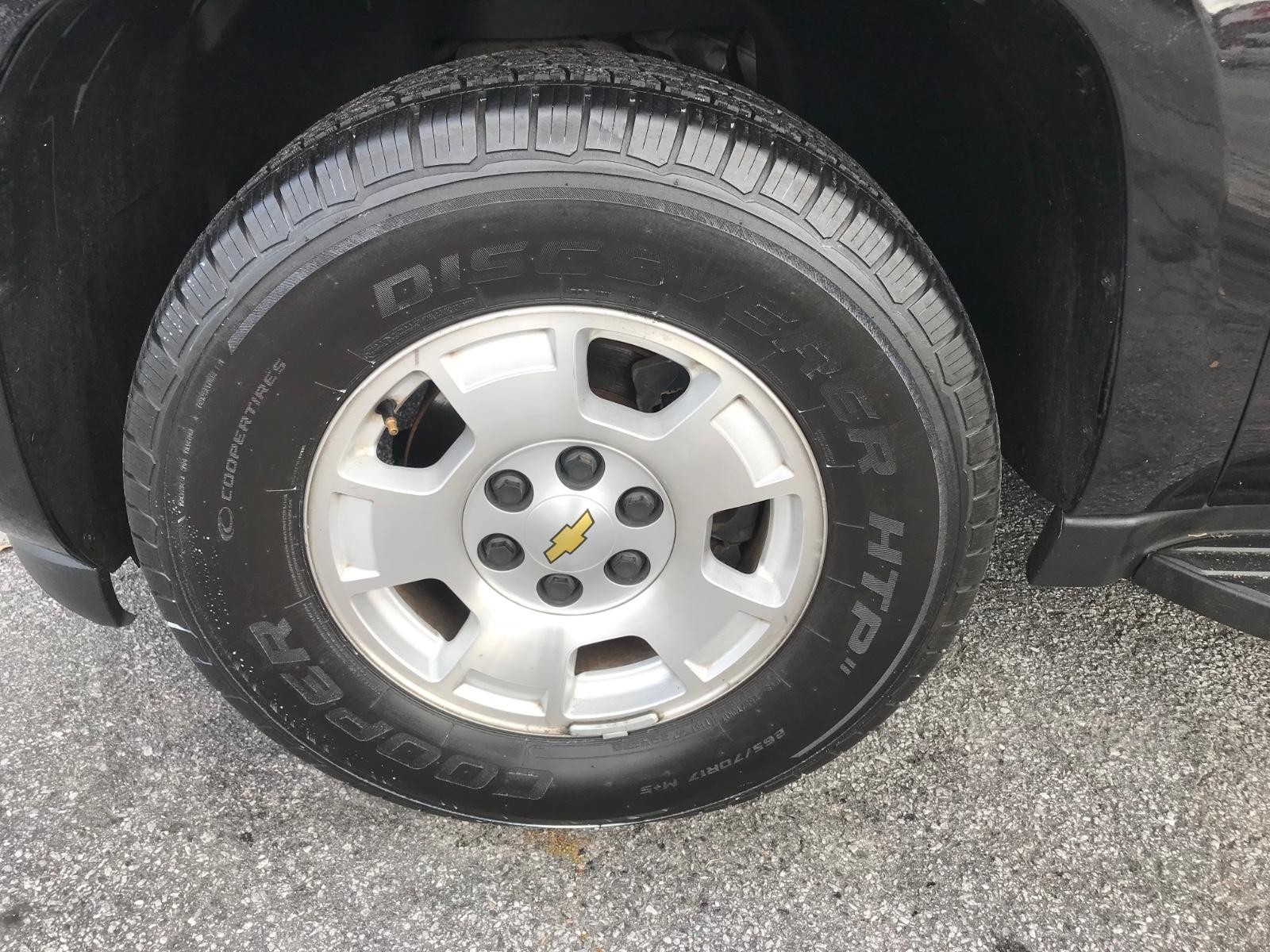 Chevrolet Suburban Vehicle Full-screen Gallery Image 9