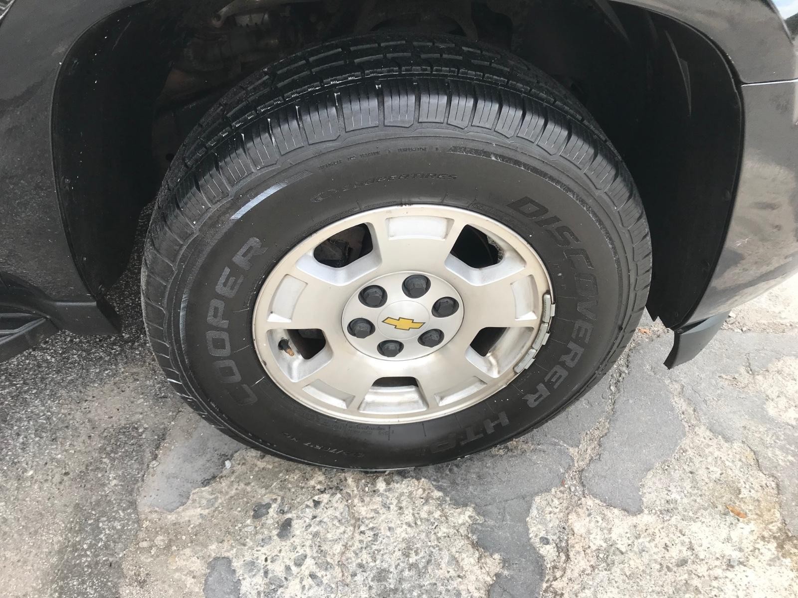 Chevrolet Suburban Vehicle Full-screen Gallery Image 12