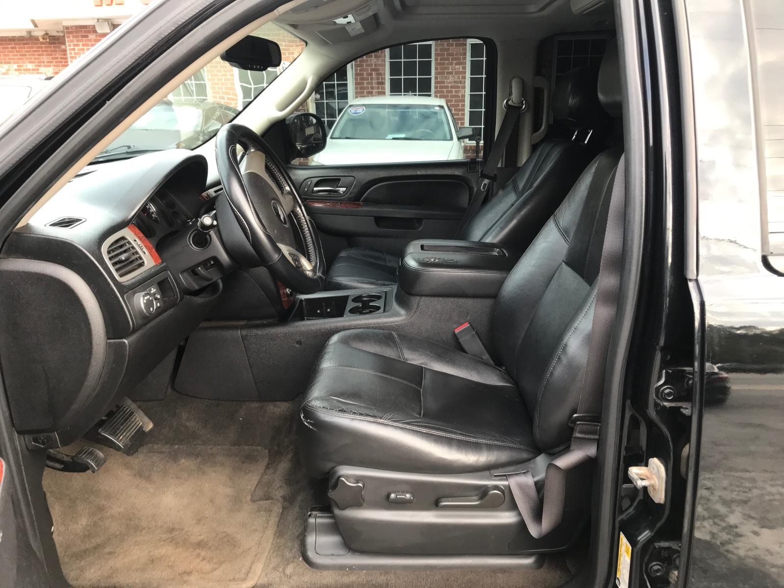 Chevrolet Suburban Vehicle Full-screen Gallery Image 13