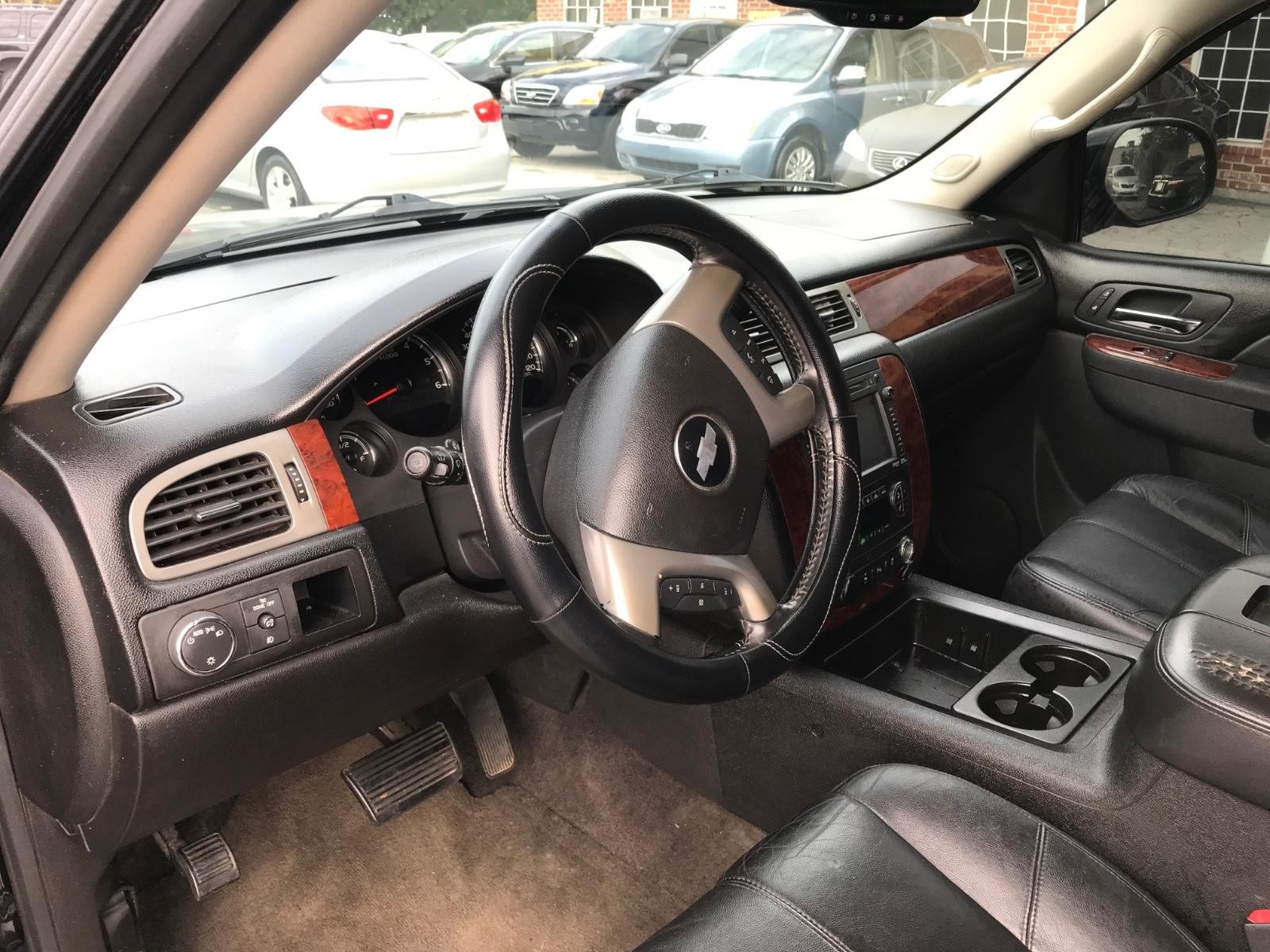 Chevrolet Suburban Vehicle Full-screen Gallery Image 14