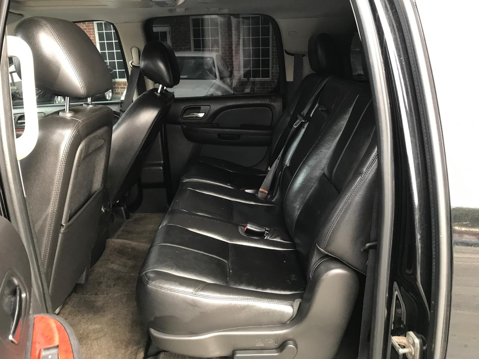 Chevrolet Suburban Vehicle Full-screen Gallery Image 15