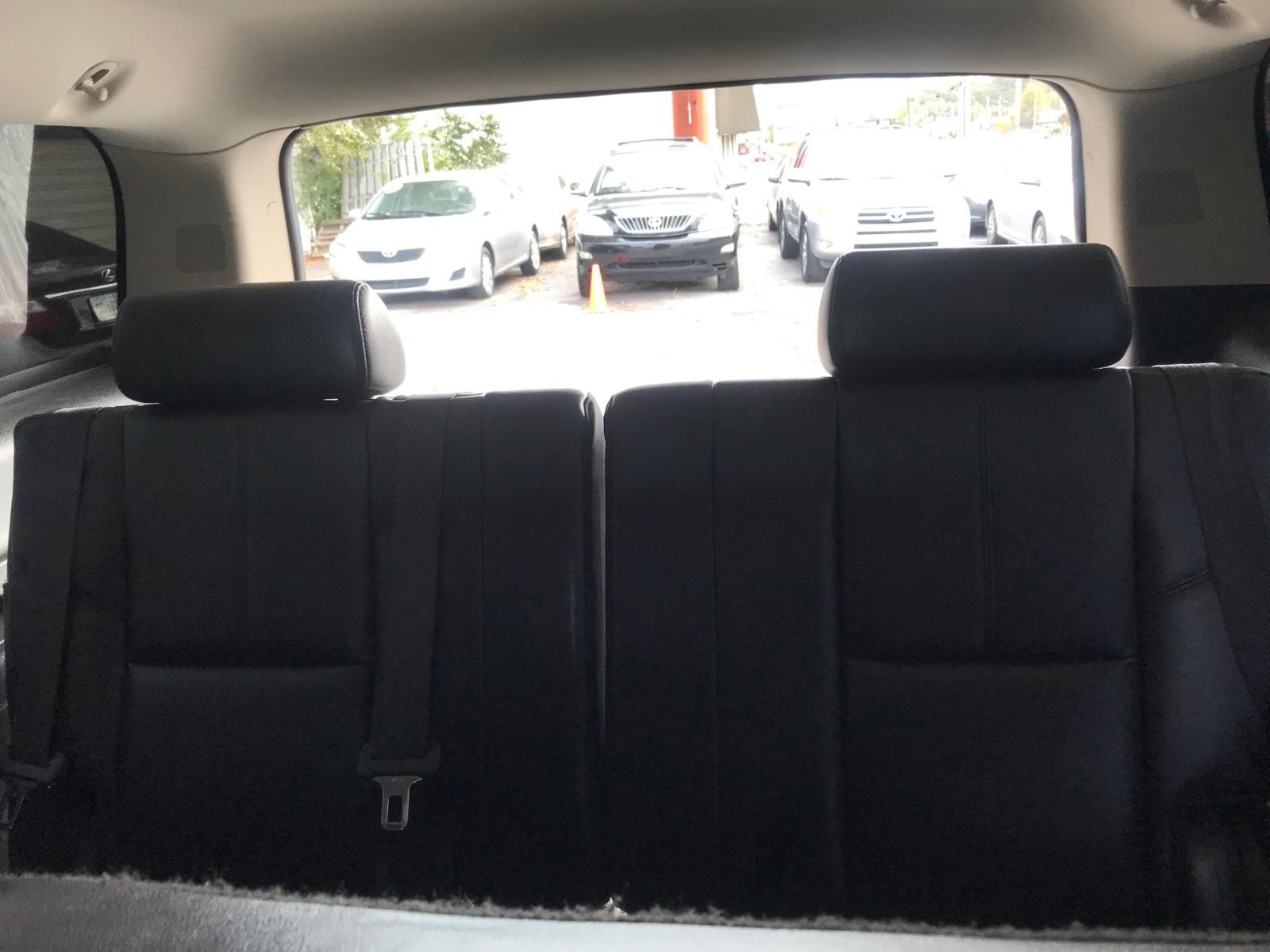 Chevrolet Suburban Vehicle Full-screen Gallery Image 16