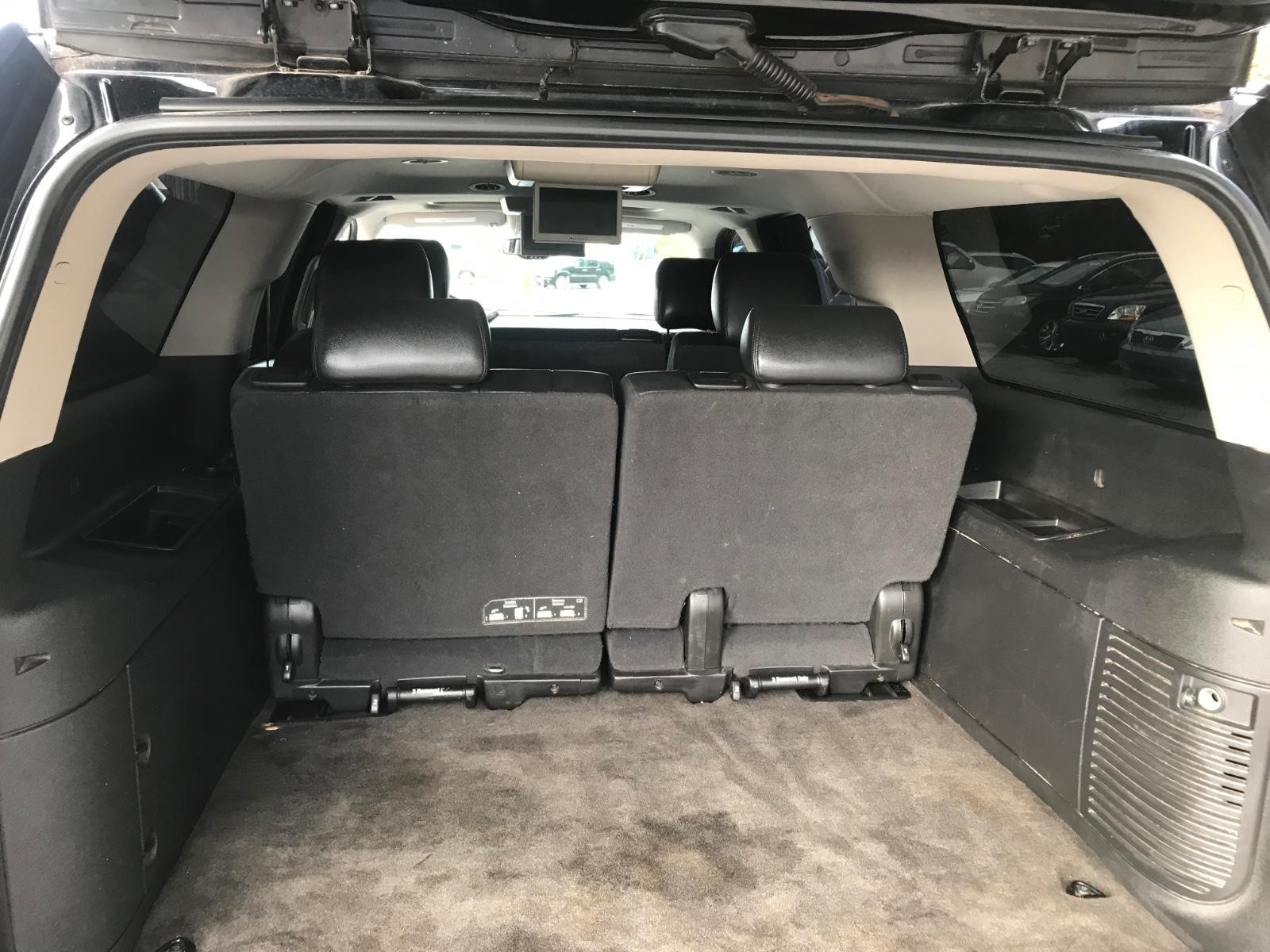 Chevrolet Suburban Vehicle Full-screen Gallery Image 18