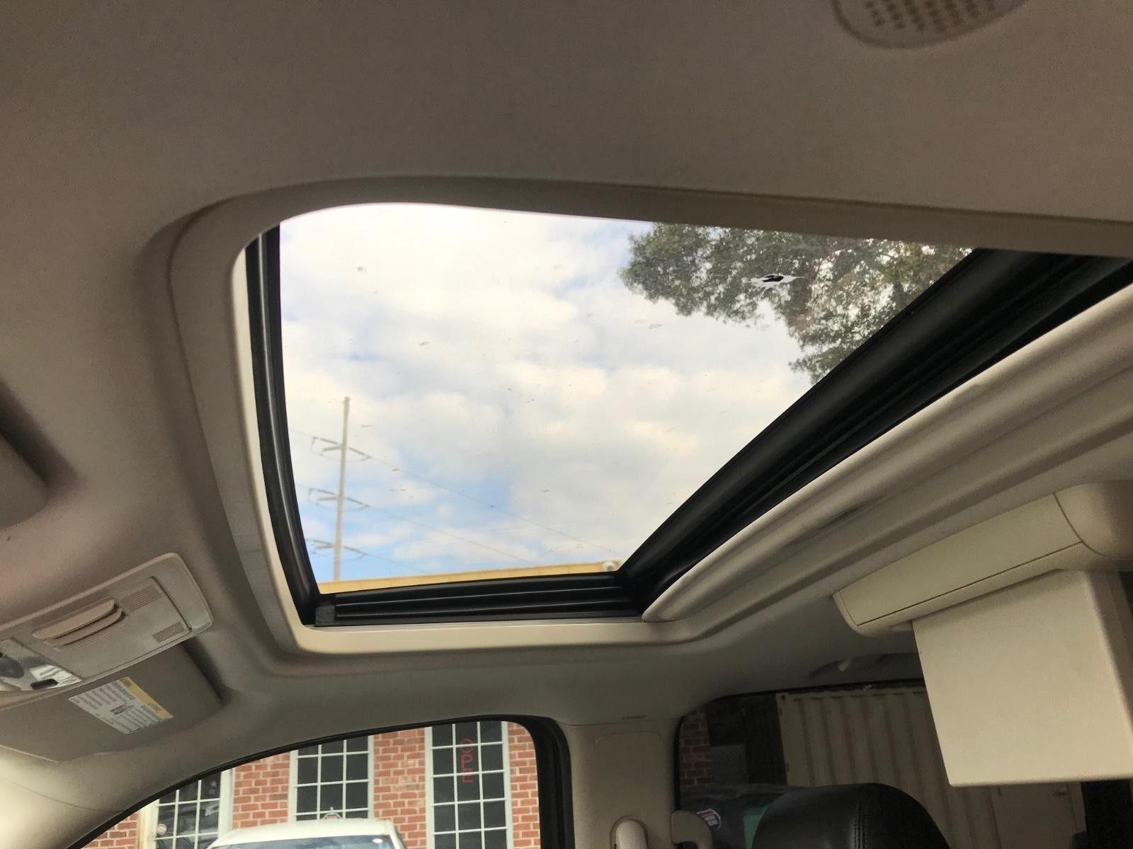 Chevrolet Suburban Vehicle Full-screen Gallery Image 19