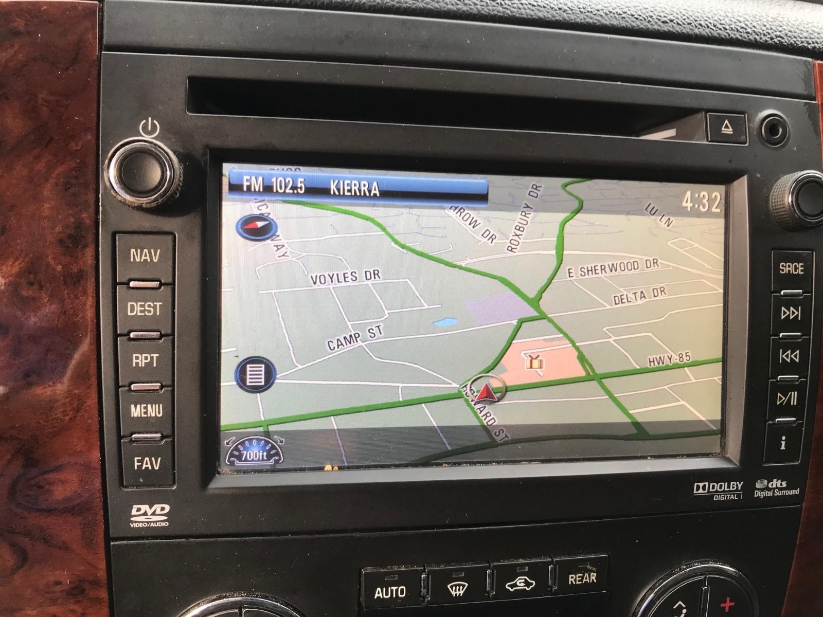 Chevrolet Suburban Vehicle Full-screen Gallery Image 20