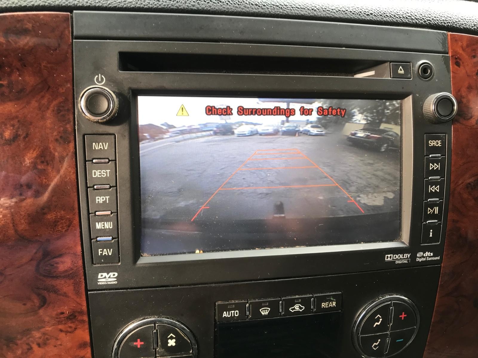 Chevrolet Suburban Vehicle Full-screen Gallery Image 21