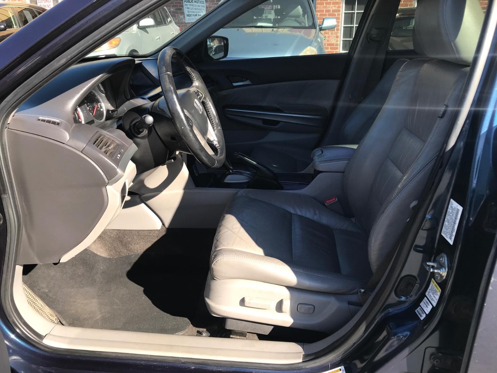 Honda Accord Sedan Vehicle Full-screen Gallery Image 8