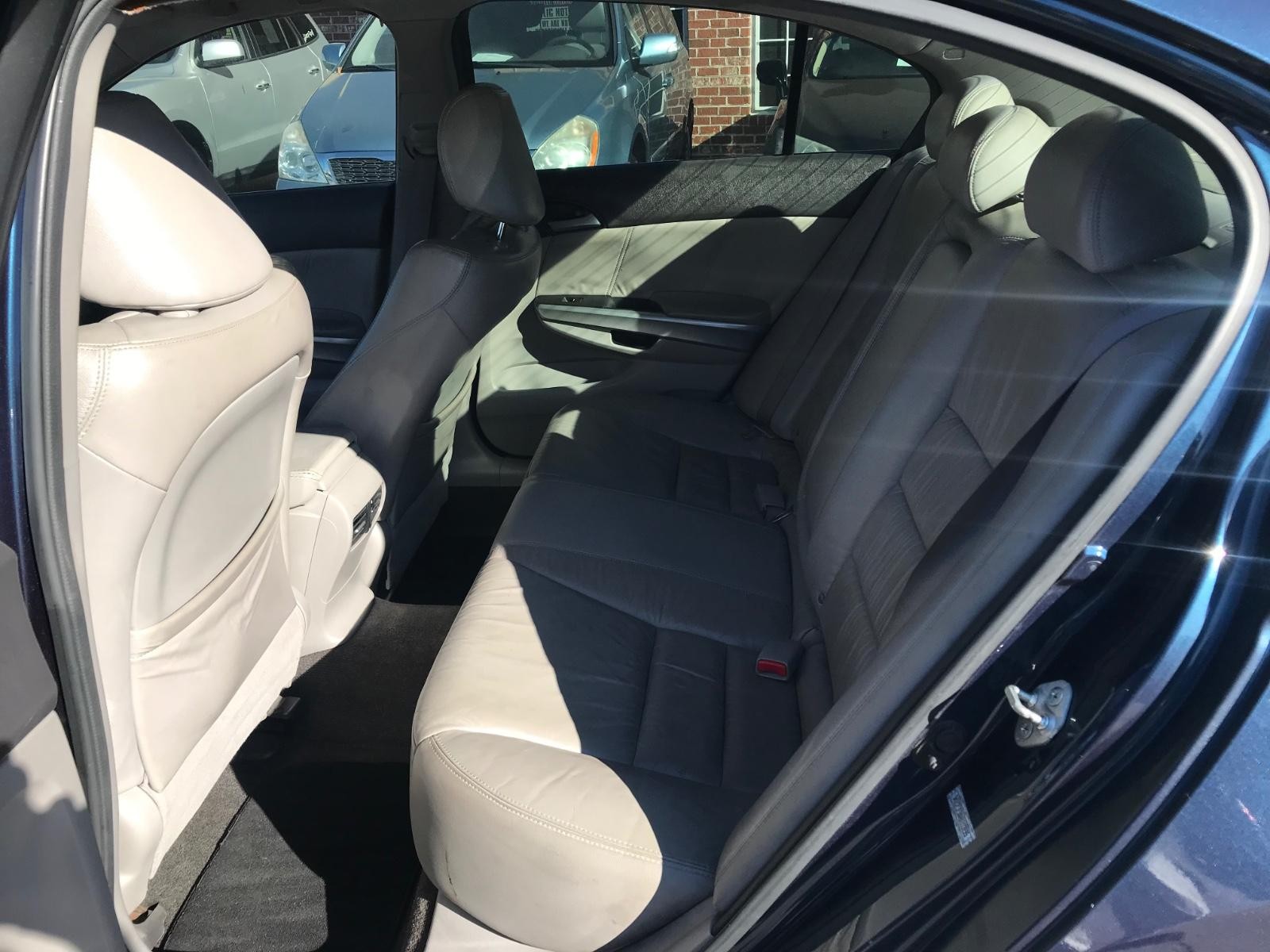 Honda Accord Sedan Vehicle Full-screen Gallery Image 10