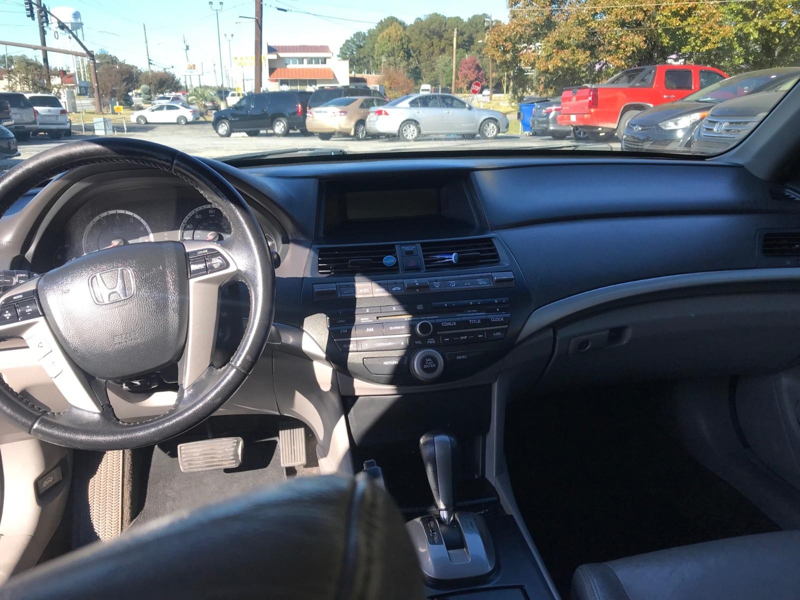 Honda Accord Sedan Vehicle Full-screen Gallery Image 11