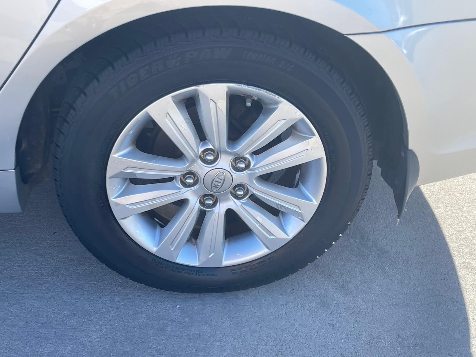 Kia Optima Vehicle Full-screen Gallery Image 8