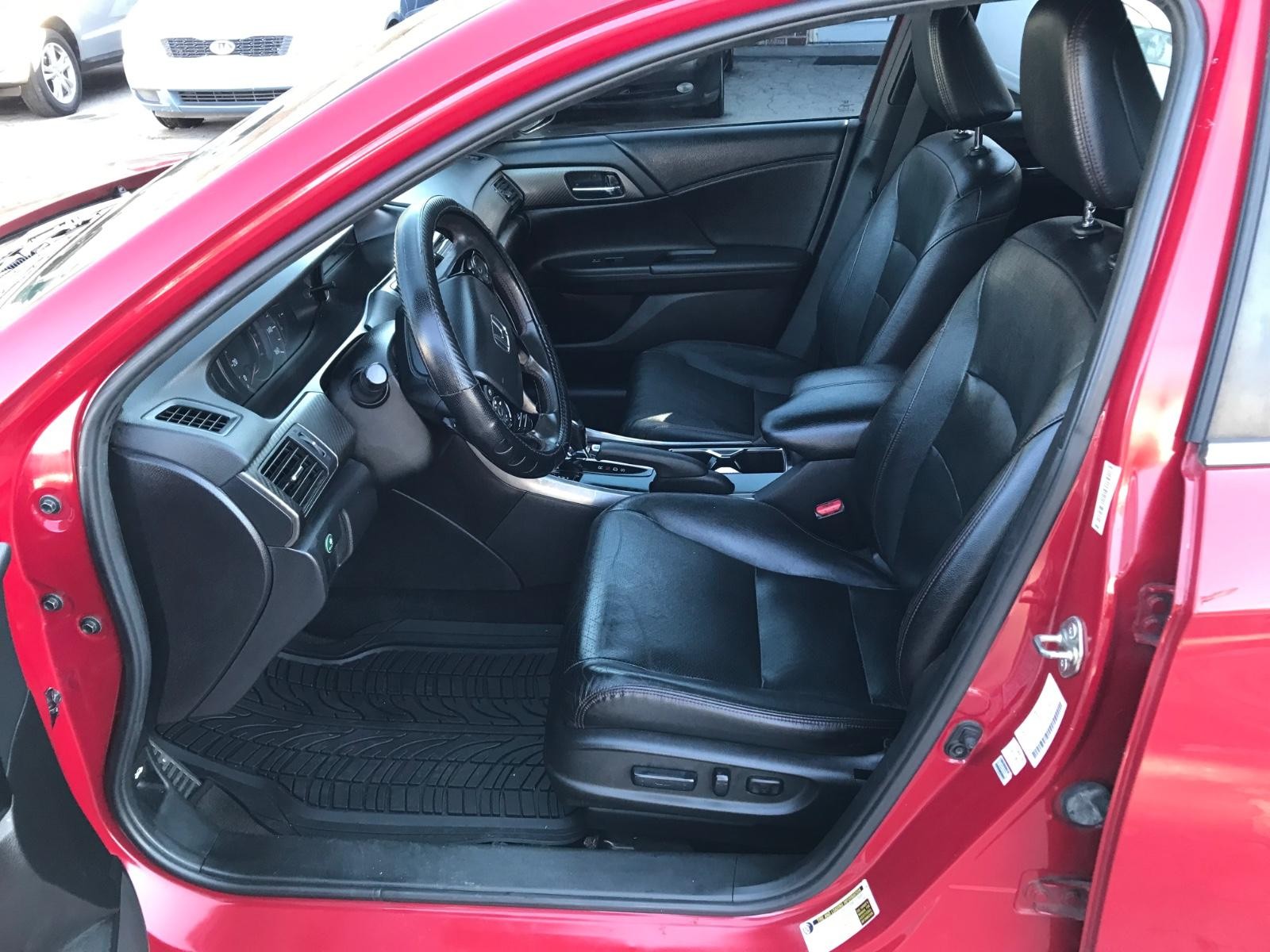 Honda Accord Sedan Vehicle Full-screen Gallery Image 7