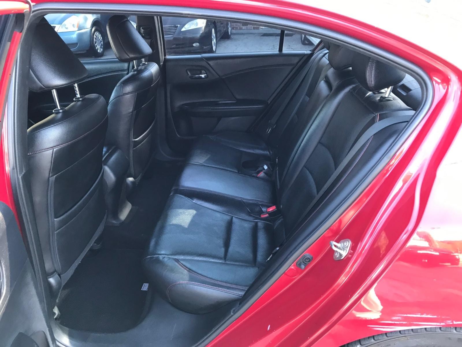 Honda Accord Sedan Vehicle Full-screen Gallery Image 8