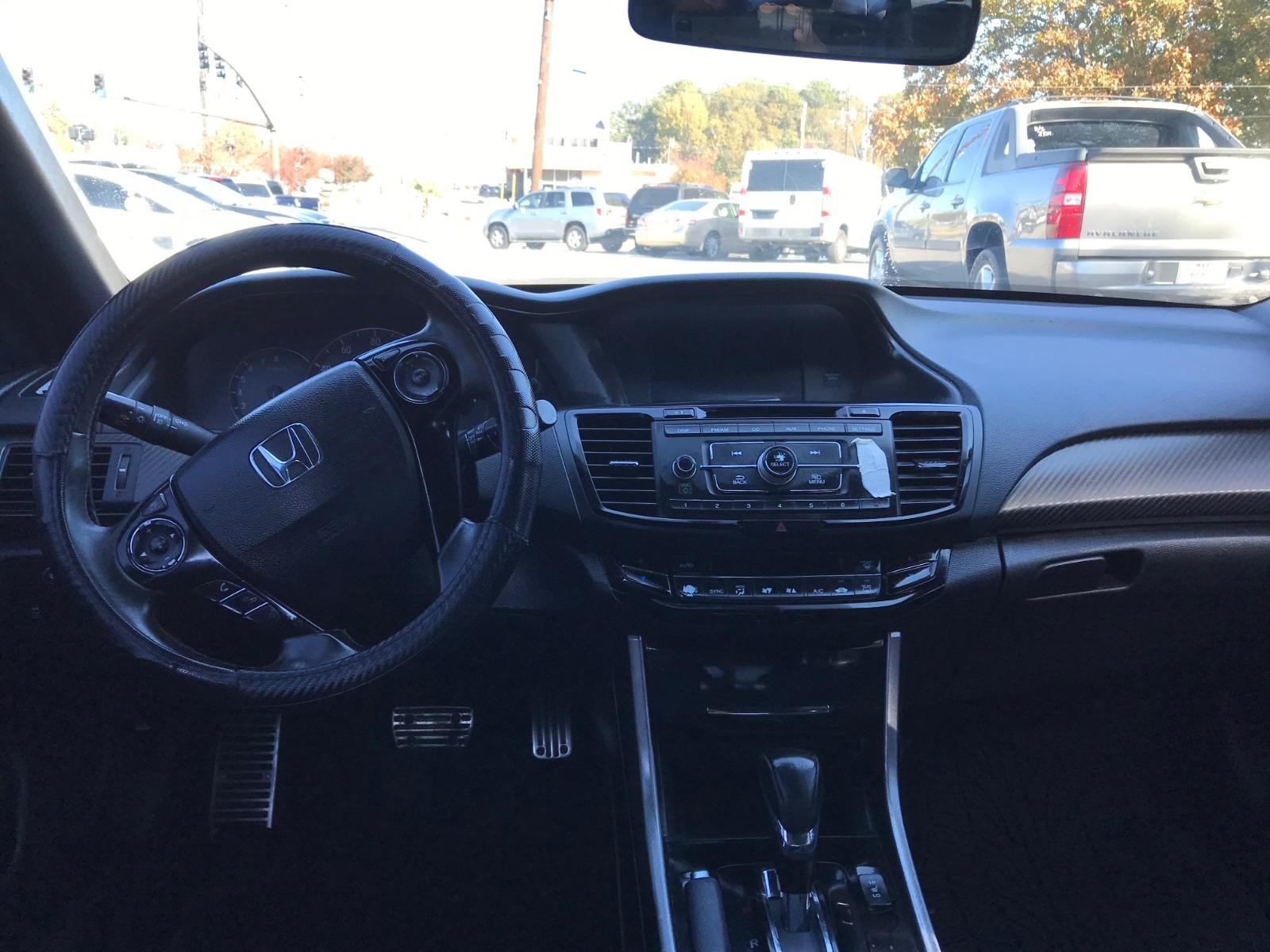 Honda Accord Sedan Vehicle Full-screen Gallery Image 9